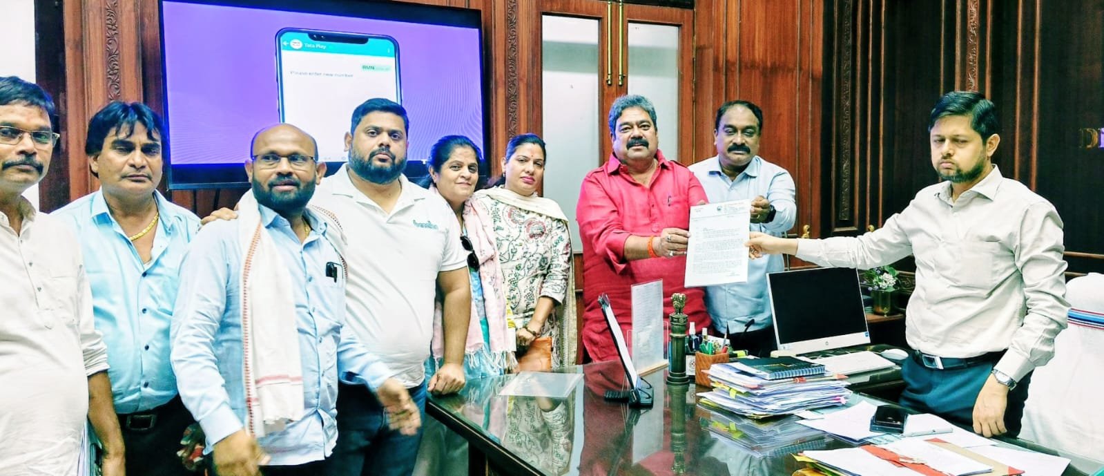 निगम आयुक्त को हटाने का प्रस्ताव पास होने के बावजूद पद पर बने हैं राजीव पांडेय, महापौर ने कलेक्टर से की शिकायत