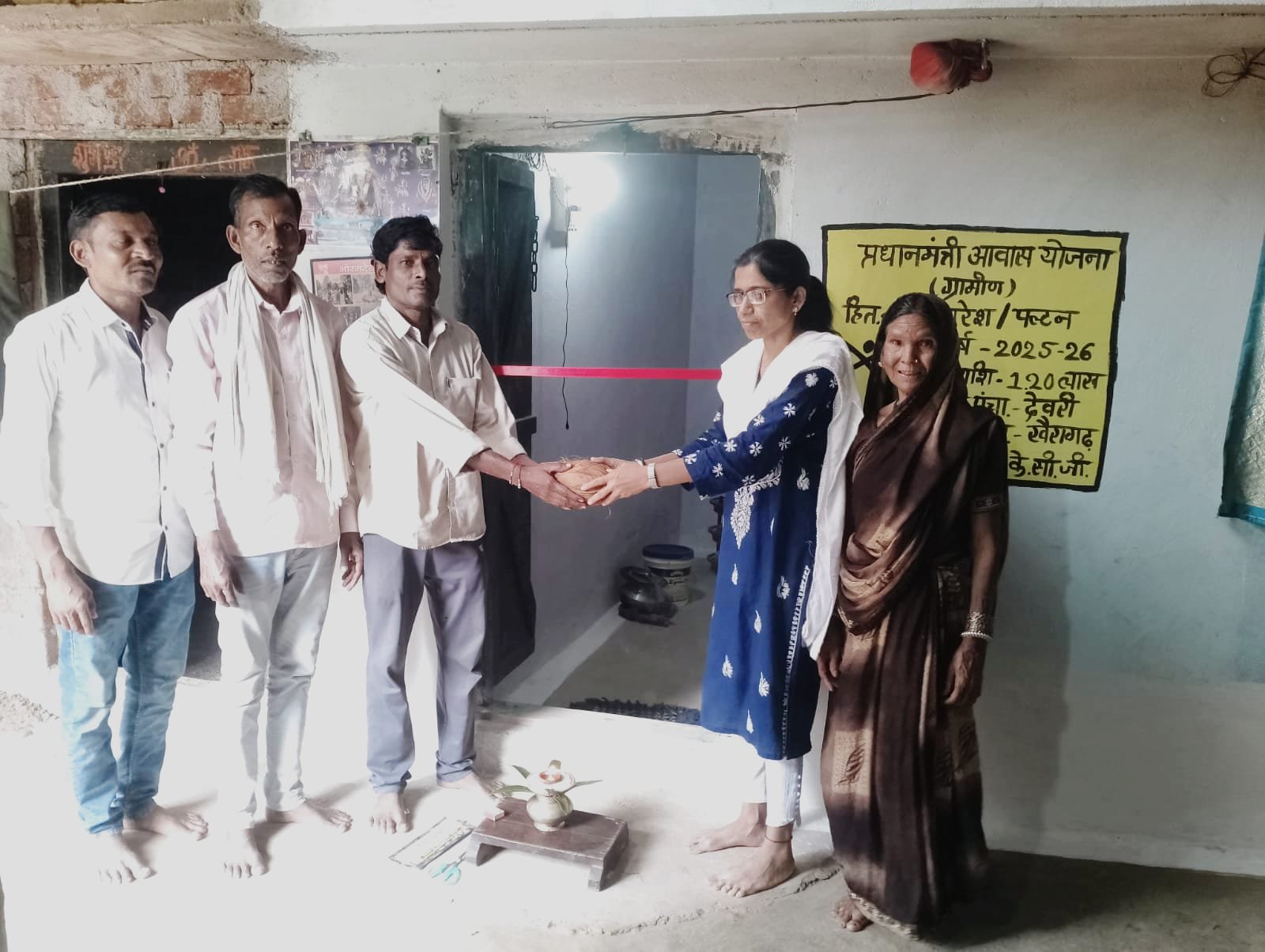 वनांचल क्षेत्र ग्राम देवरी पंचायत में प्रधानमंत्री आवास (ग्रामीण) योजना अंतर्गत 13 हितग्राहियो को पक्के आवास आवंटित किए गए , पूजा अर्चना कर किया घर में प्रवेश